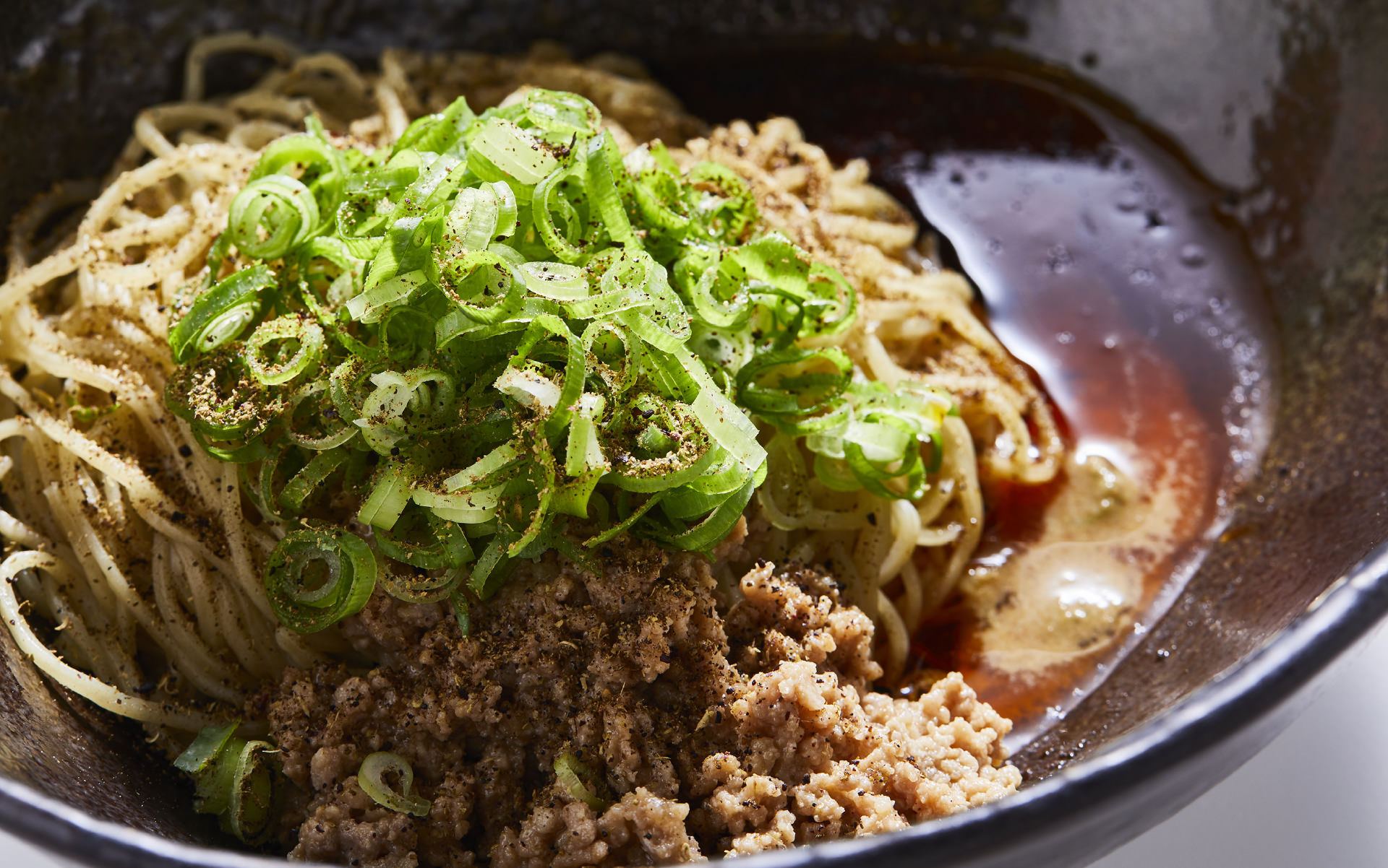 【2026最新】「30回混ぜてから食え」広島発・汁なし担々麺『キング軒』が東京と海外の胃袋を激震させている理由