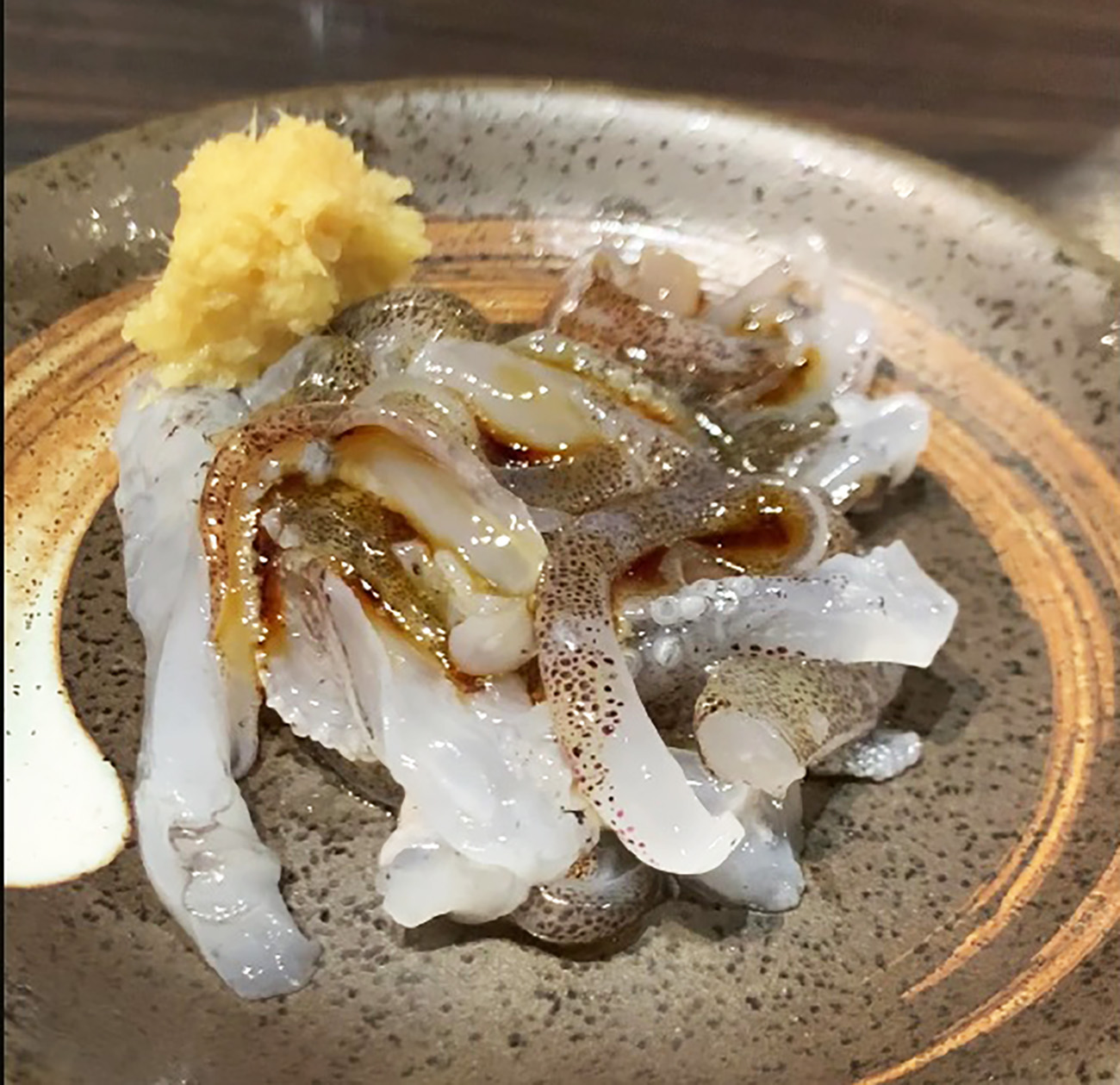 イカの踊り食いはなぜ動く？仕組みと寄生虫リスク・残酷論争の真相