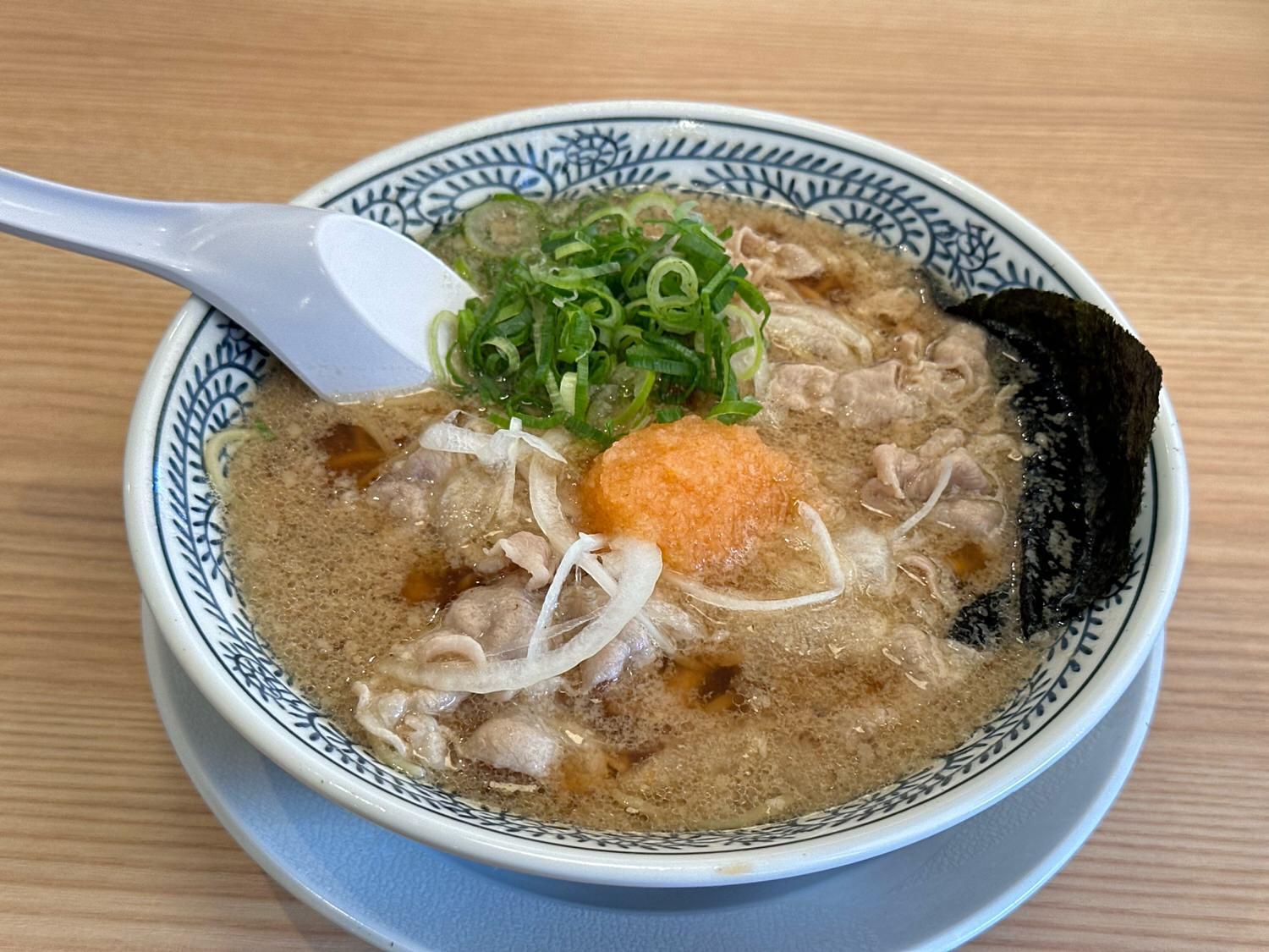 丸源ラーメン「肉そば」人気の秘密！熟成醤油のこだわりと究極の味変