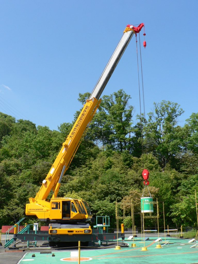移動式クレーン運転士免許の合格率と実技の落とし穴！費用や年収を徹底解説