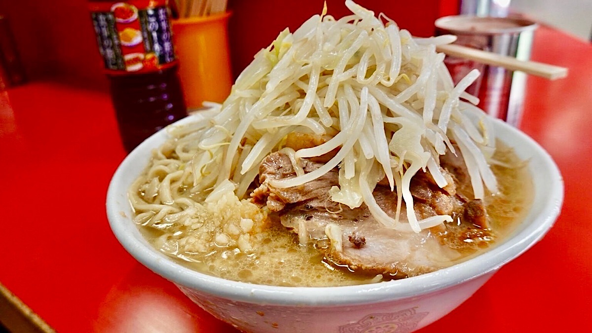 伝説の「乳化スープ」は健在。2026年も行列が途絶えない「ラーメン二郎 ひばりヶ丘駅前店」の熱狂と、物価高騰に立ち向かう一杯の真実