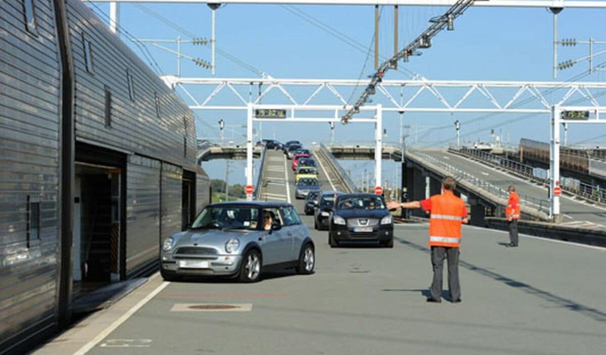 英仏海峡トンネルはどう車で渡る？驚きの運行実態と利用料金の真相