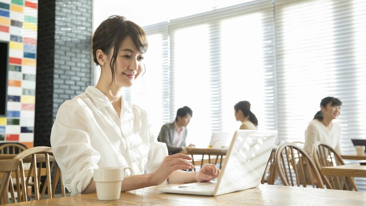 2026年、なぜ私たちは今日もPcを開くのか？「カフェ作業」をめぐる最新マナーと都市型サードプレイスの現実