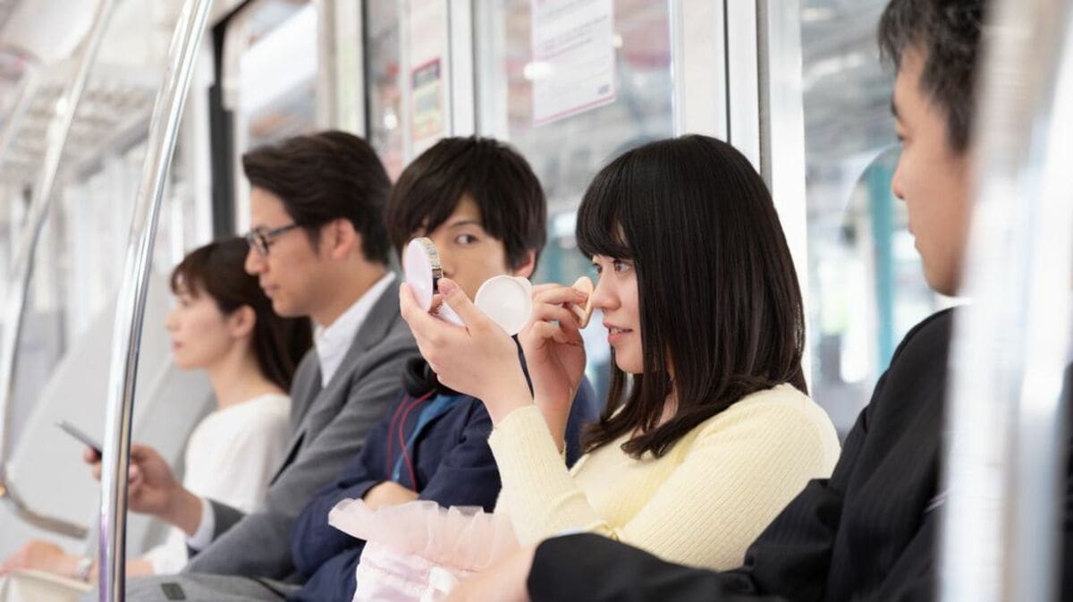 電車内の化粧はなぜ叩かれるのか？最新調査が明かす賛否と周囲の本音