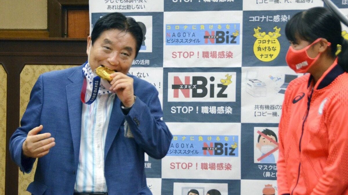 なぜ金メダルをかじるのか？歴史的背景と最新規約変更の真実を追う