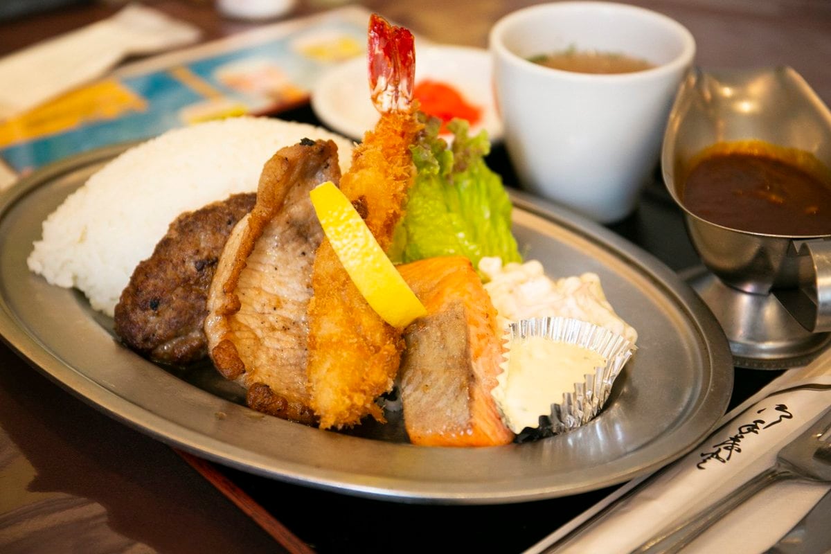 新宿の老舗レストランはやしや徹底解剖！昭和プレートの魅力と混雑回避法