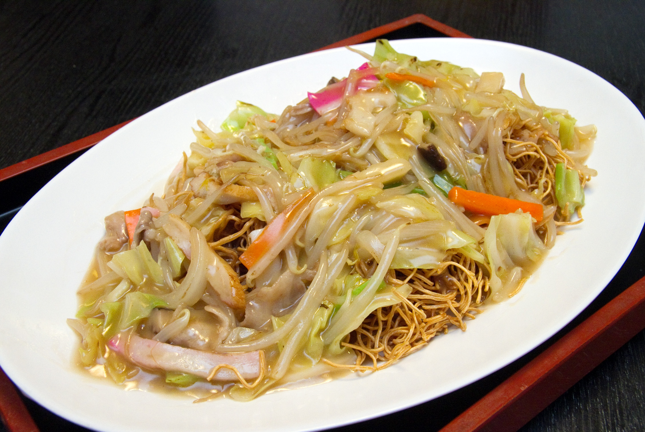 神戸・元町「金時食堂」が愛され続ける理由！名物刺身と昼飲みの魅力