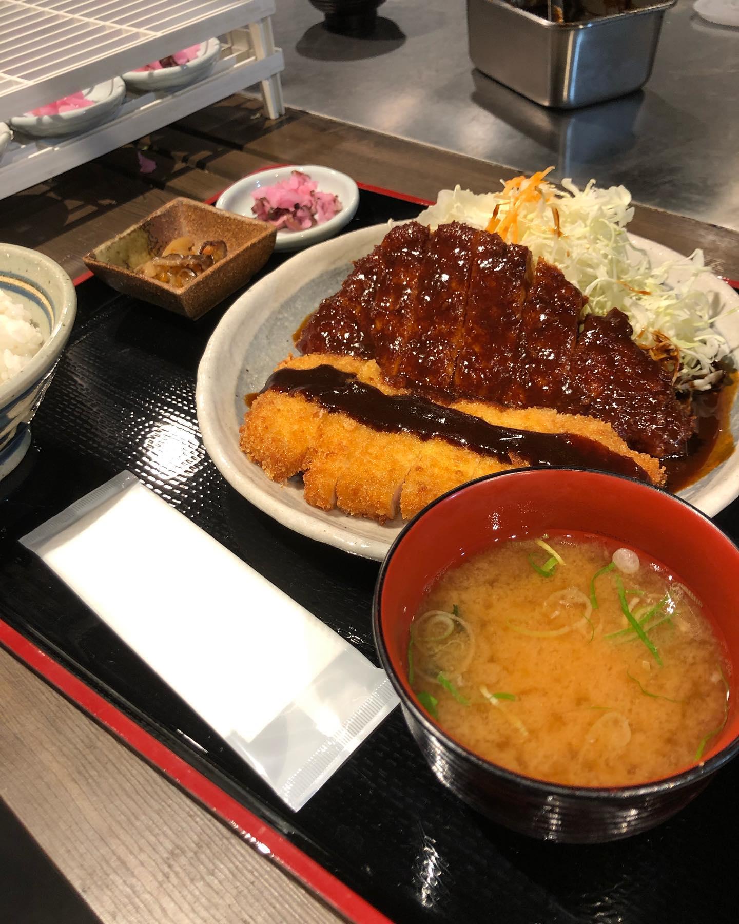 矢場とん名物わらじとんかつの量とカロリーは？半々の頼み方や評判を解説
