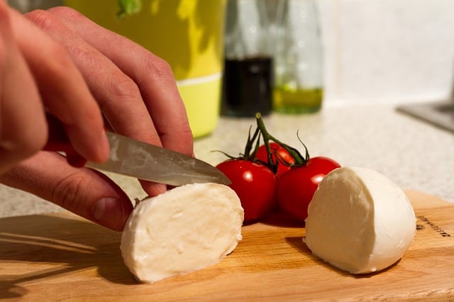 How to Cut Mozzarella