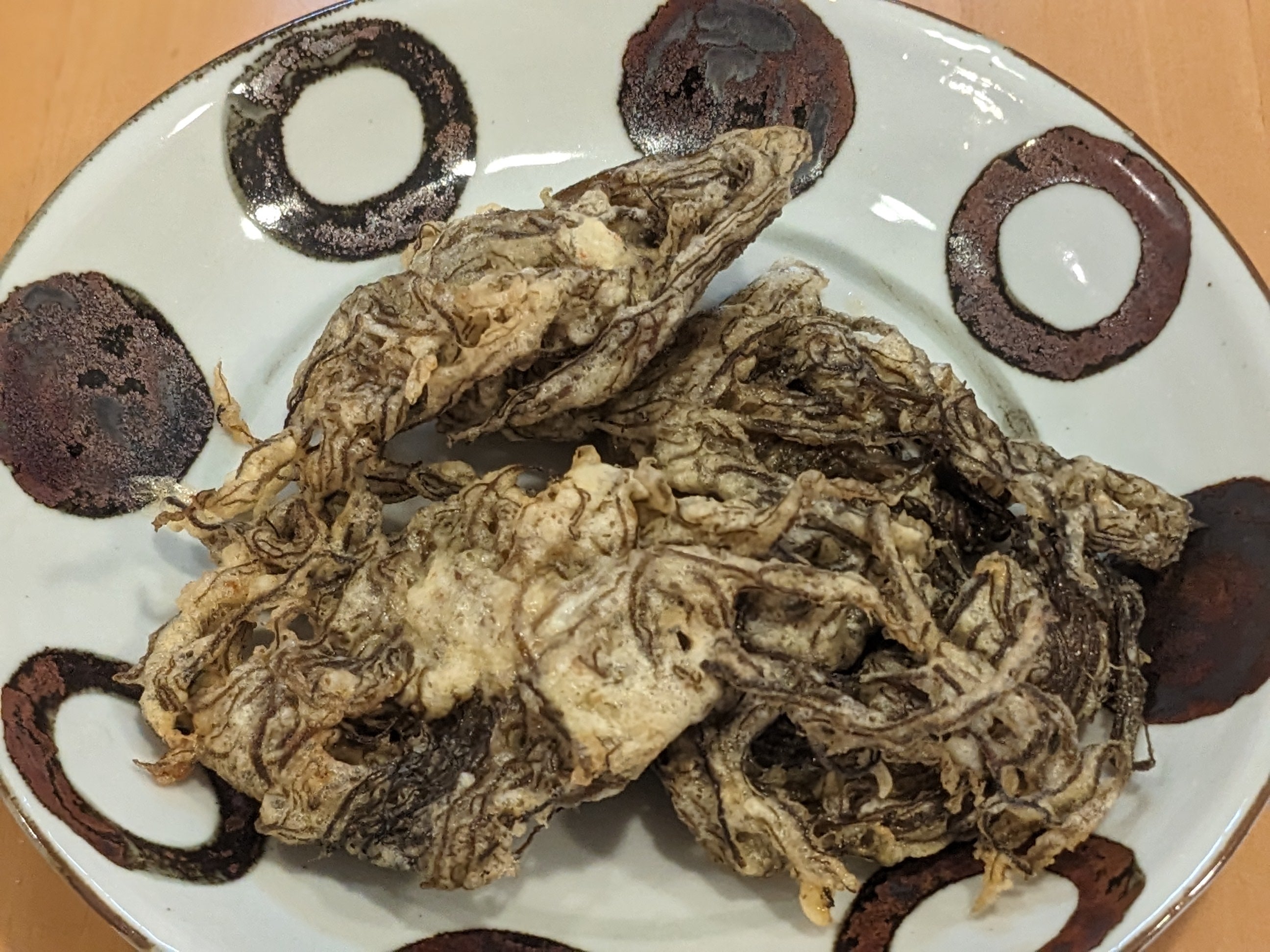 沖縄もずく天ぷらはなぜ冷めても激ウマ？本土との違いと名店解剖
