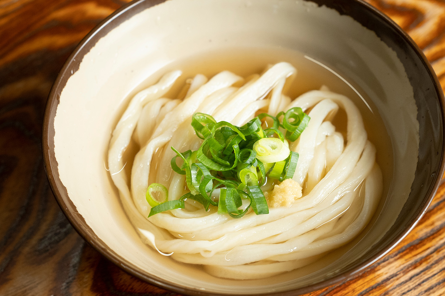 香川の山奥で煙をあげる秘境の名店 2026年、なぜ「山内うどん」は世界中の食通を狂わせるのか