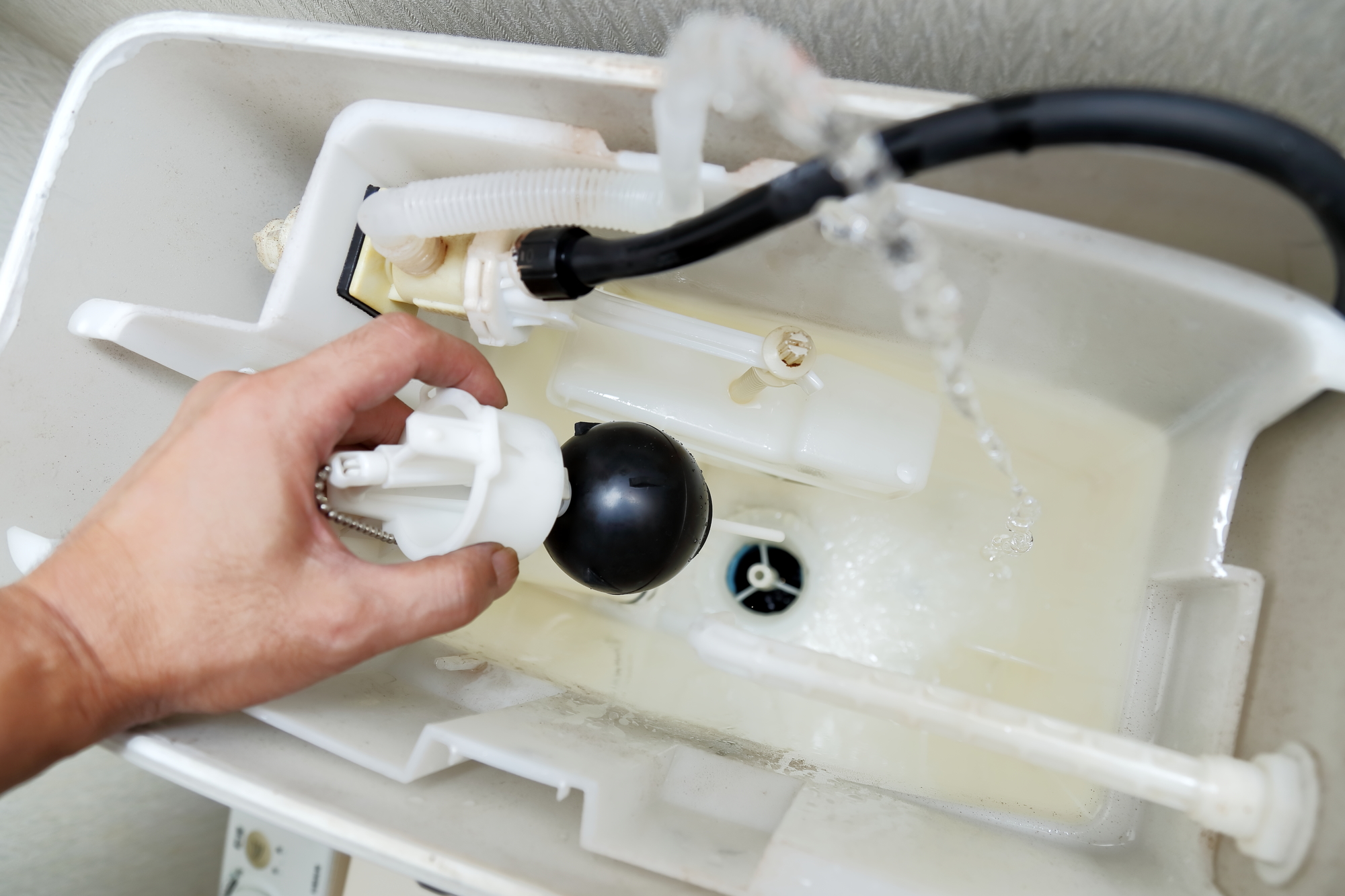水洗トイレの水が止まらない原因と即効の直し方！放置厳禁の修理相場