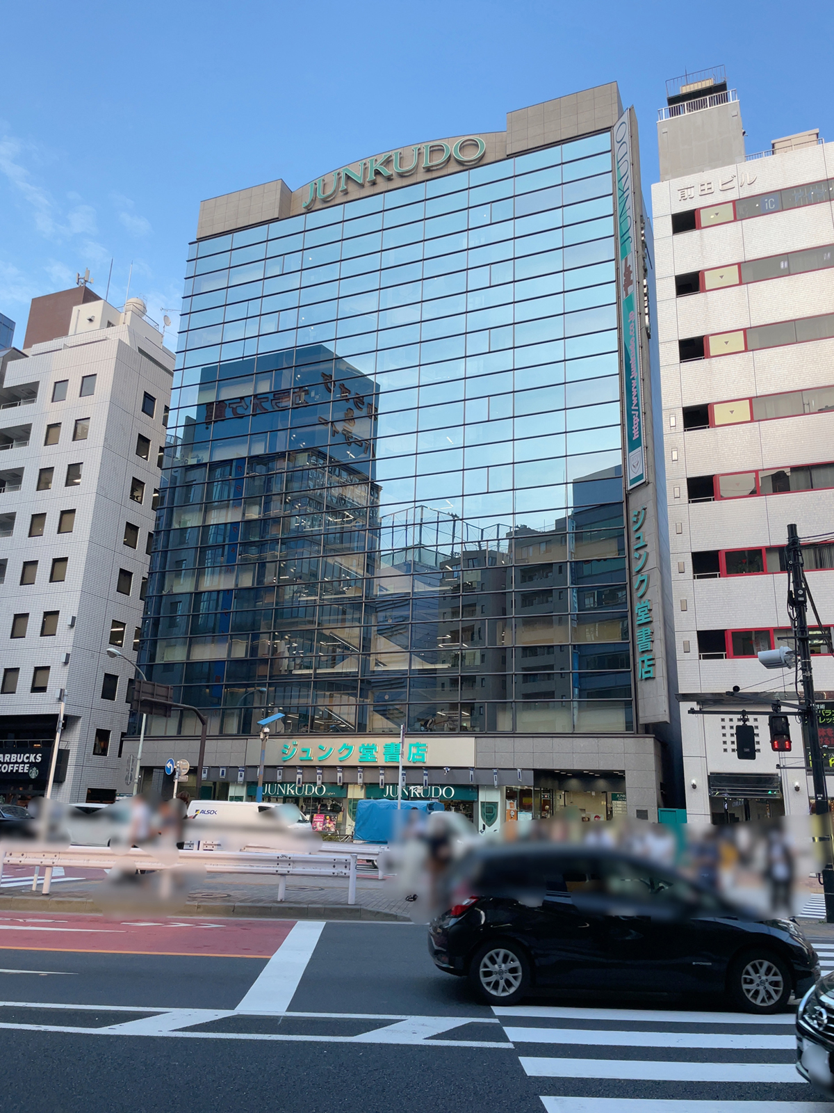 紙の本の逆襲が始まった。デジタルに疲れた人々が「ジュンク堂書店池袋本店」を目指す理由