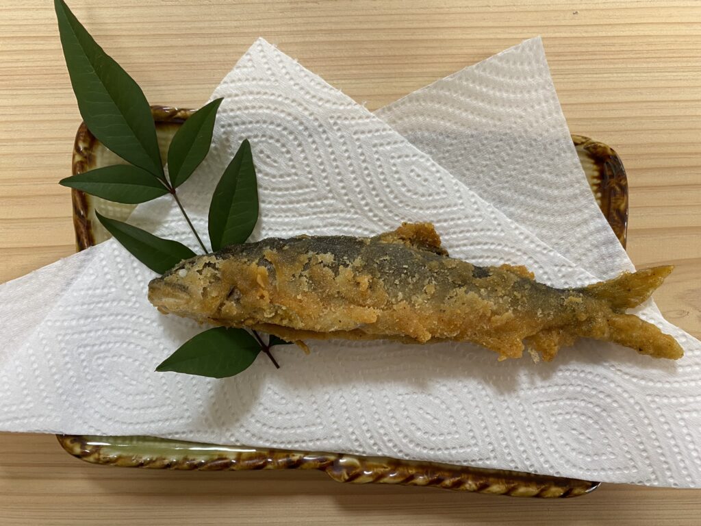 鮎の唐揚げを骨までサクサクに！料亭直伝の下処理と二度揚げの極意