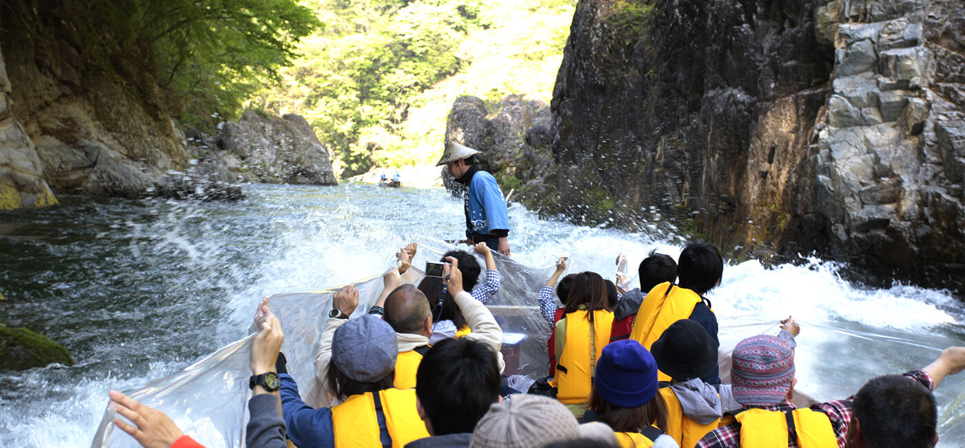 激流を穿つ職人技！鬼怒川ライン下りの見どころと予約テク