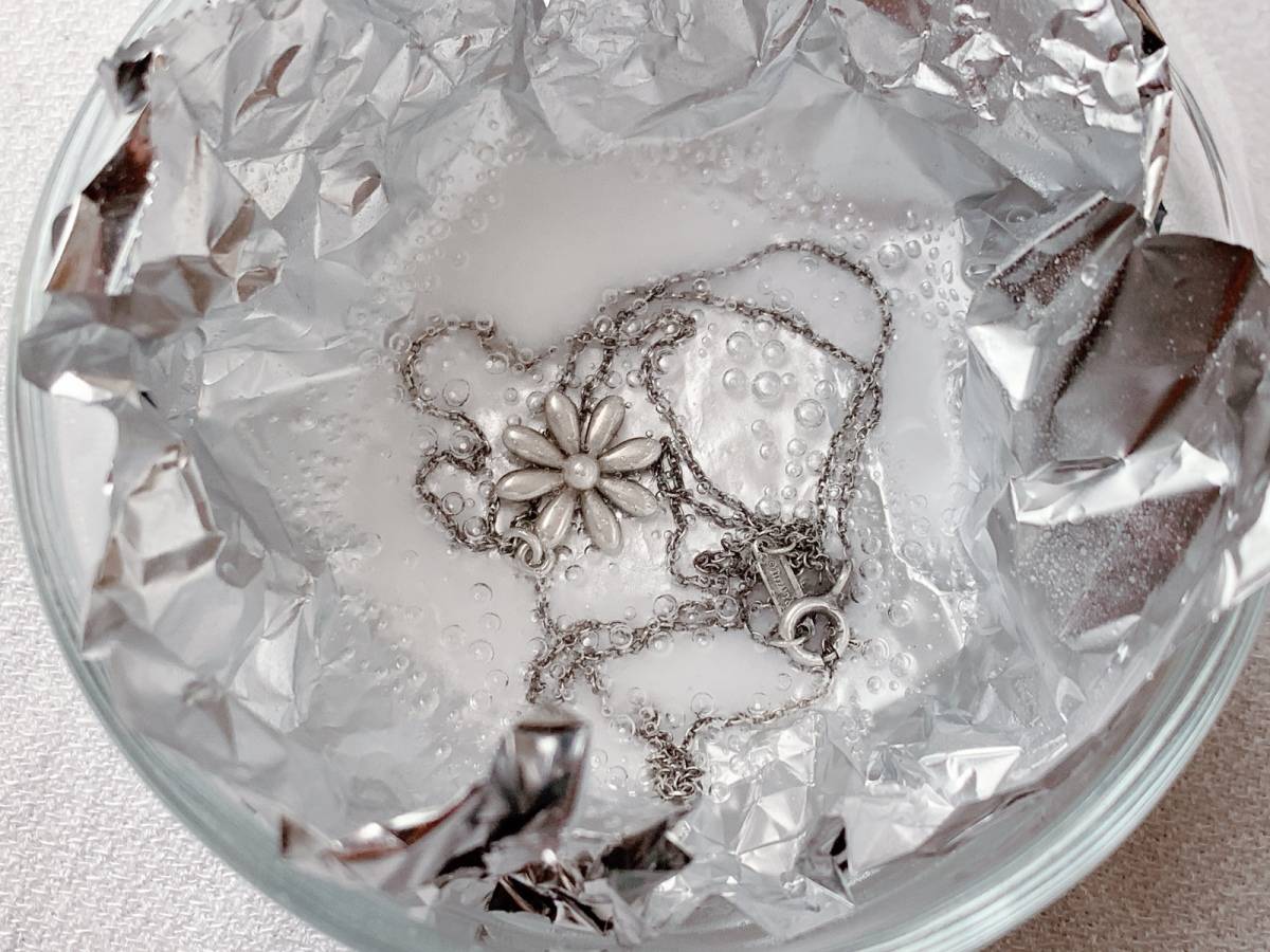 シルバーアクセサリーをピカピカにする方法！黒ずみ落としの裏ワザ検証