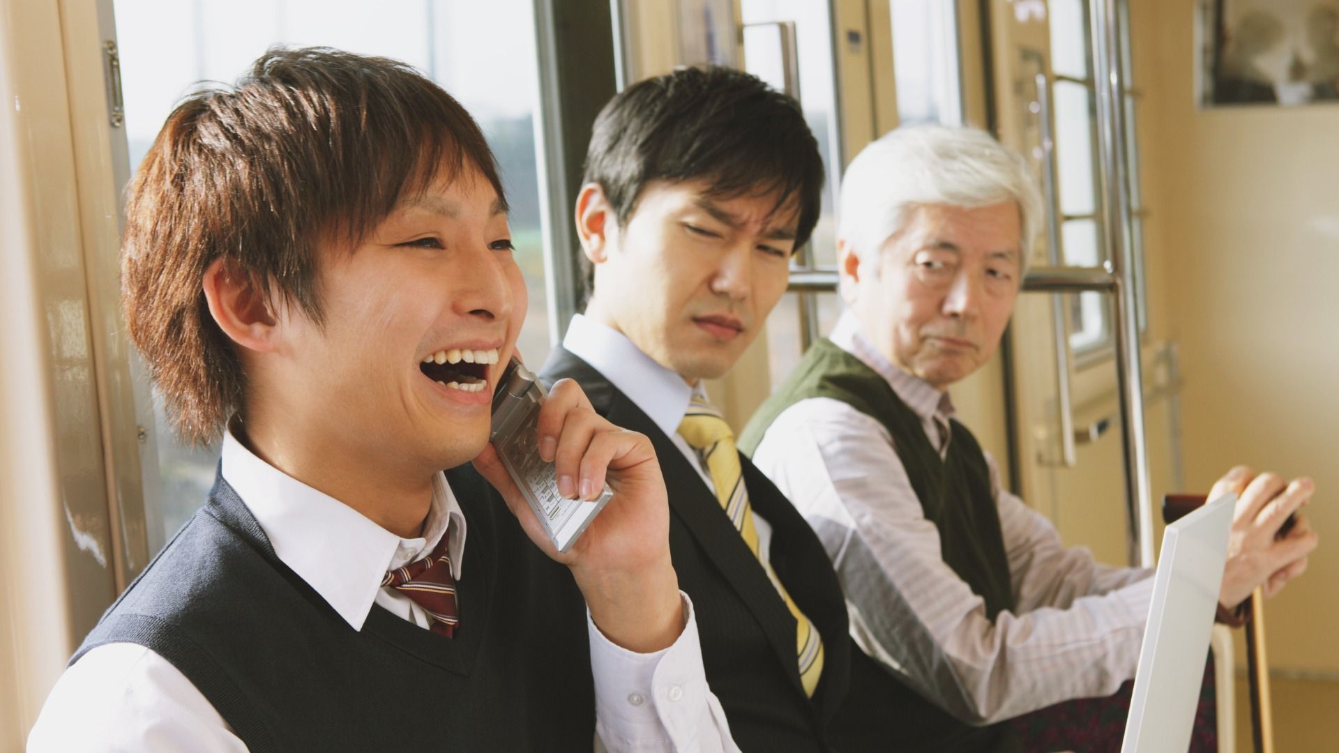 電車通話はなぜ揉める？法的見解と海外事例で探る車内マナーの今