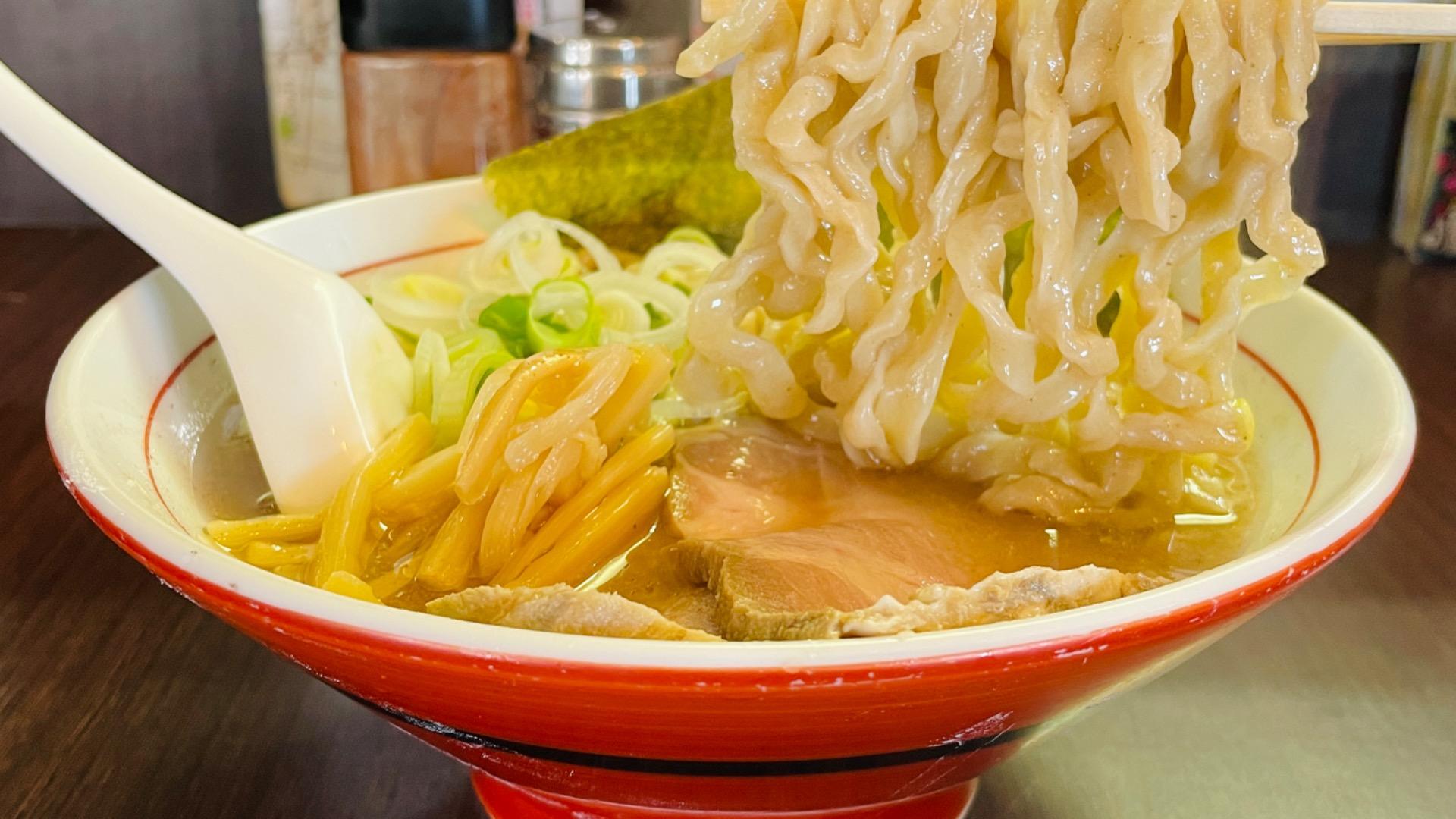 川崎で話題の酒田ラーメン！極太縮れ麺と煮干しスープの行列真相