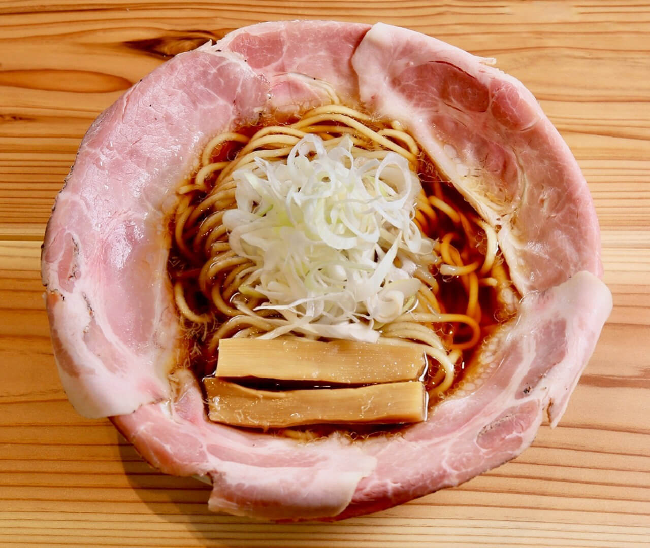 【2026年最新視察】なぜ「ラーメン大戦争」の行列は途切れないのか？丼を覆う花びらチャーシューと独自のブランド戦略が変えたラーメン界の勢力図
