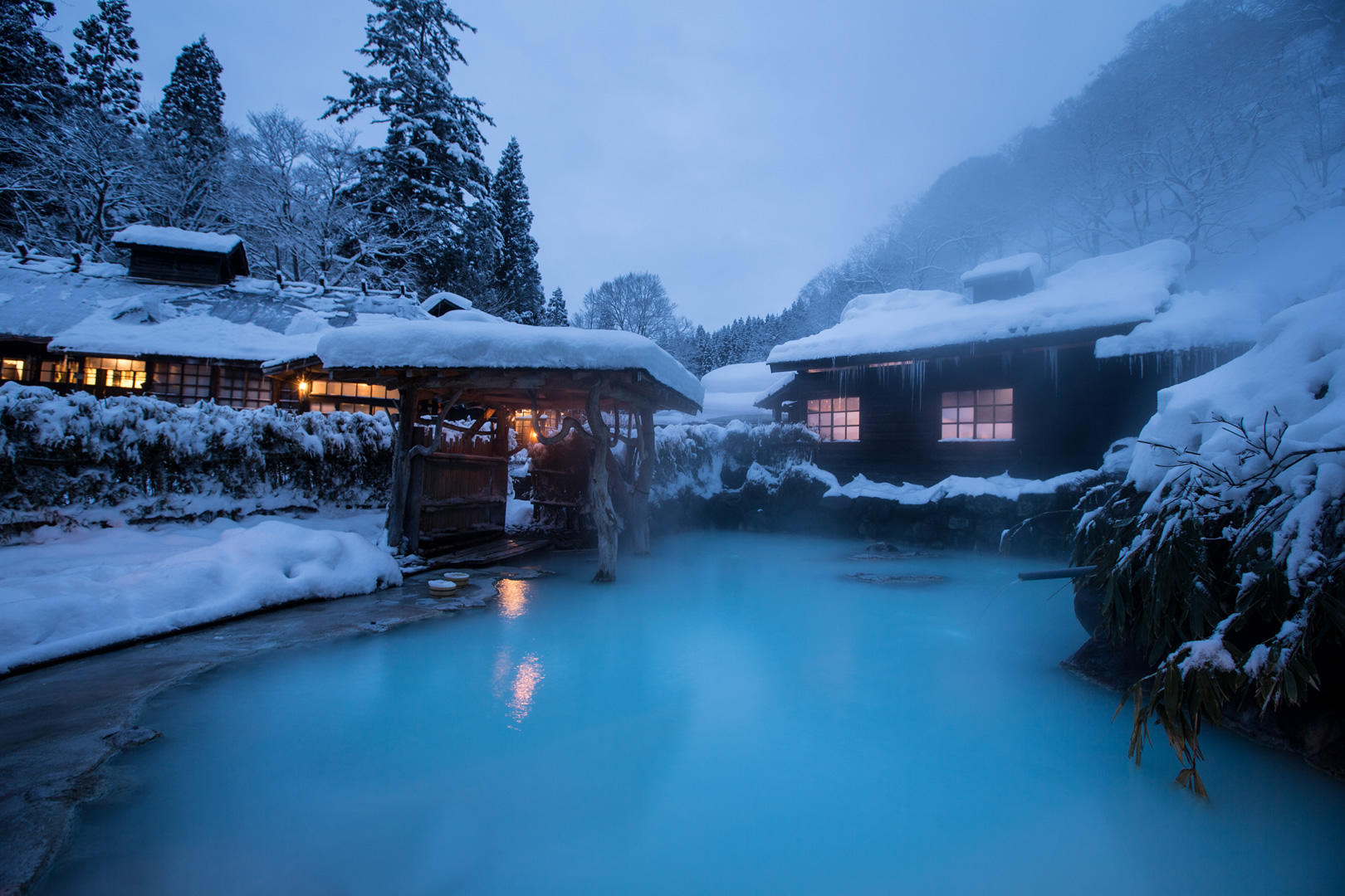 静寂の雪深き秘湯へ！乳頭温泉鶴の湯の極上混浴露天と予約攻略法