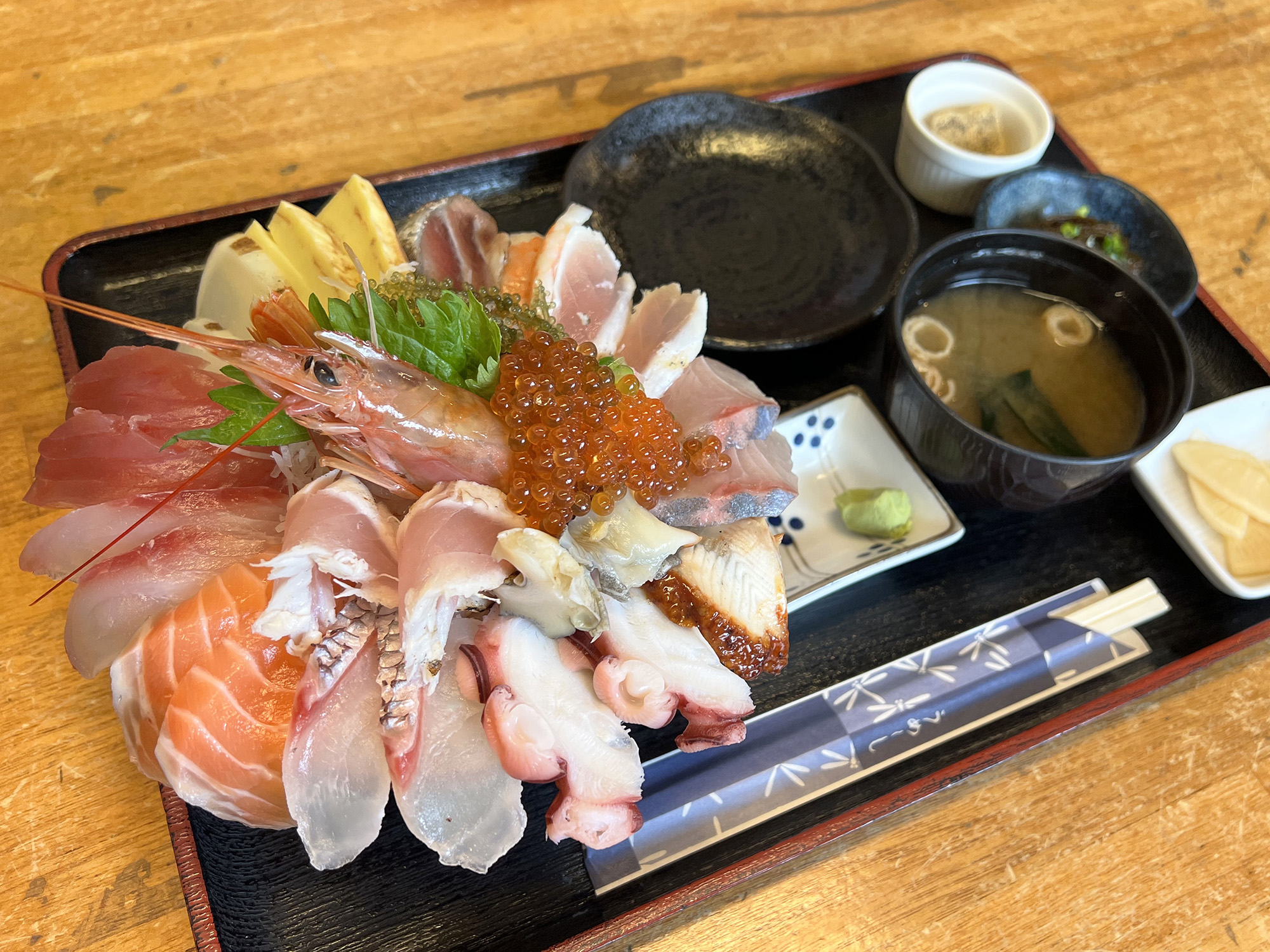 魚屋直営の魚まるに潜入！度肝を抜く海鮮丼と破格値の秘密を暴く