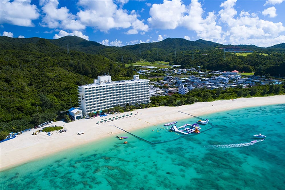 【2026年最新ルポ】沖縄北部バブルの中で再評価される「海まで0秒」の聖地——名護・喜瀬で大人が選ぶ隠れた特等席の全貌