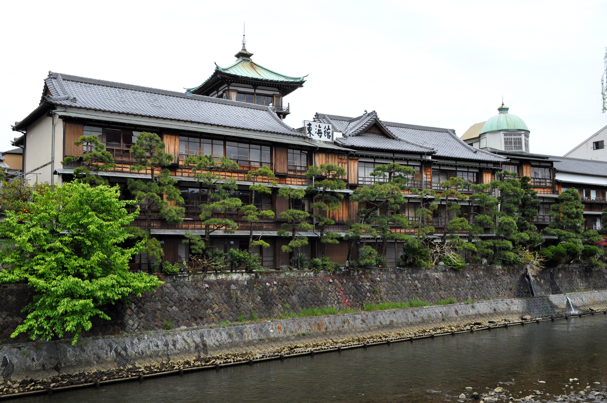 昭和ロマンの真髄へ。2026年、伊東温泉「東海館」が提示する木造建築の奇跡と圧倒的ノスタルジー